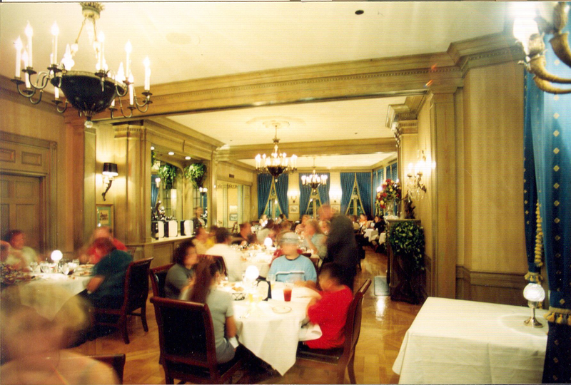 Illustration for article titled El único lugar de Disneyland donde puedes beber alcohol es tan exclusivo que para entrar hay que pagar $40.000 y esperar 10 años